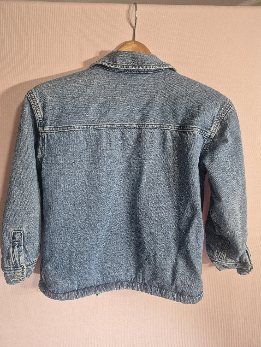 Gap denim jacket featuring a cozy tan sherpa lining and dual front patch pockets